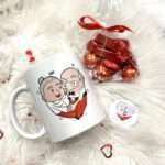 Caneca Namorados com Chocolates e Oferta de Magnético (300ml)