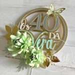 Topo de Bolo Elegante com Flores de Papel - Image 7