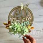 topo de bolo elegante com flores de papel e borboletas