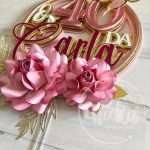 Topo de Bolo Elegante com Flores de Papel - Image 5