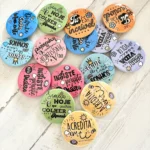 modelos de crachás e ímans motivacionais numerados para escolha