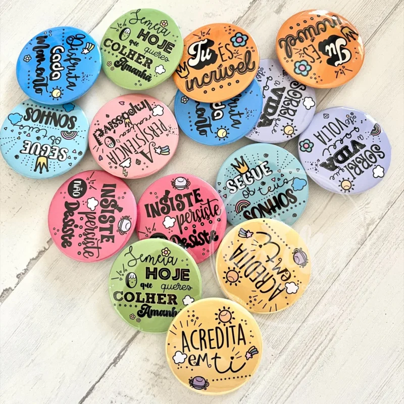 modelos de crachás e ímans motivacionais numerados para escolha