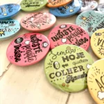 modelos de crachás e ímans motivacionais numerados para escolha