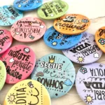 modelos de crachás e ímans motivacionais numerados para escolha