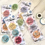 pack de crachás ou Ímans Palavras com Brilho pronto a oferecer
