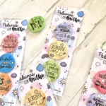 pack de crachás ou Ímans Palavras com Brilho pronto a oferecer
