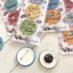cartão de apresentação do pack de crachás ou ímans motivacionais